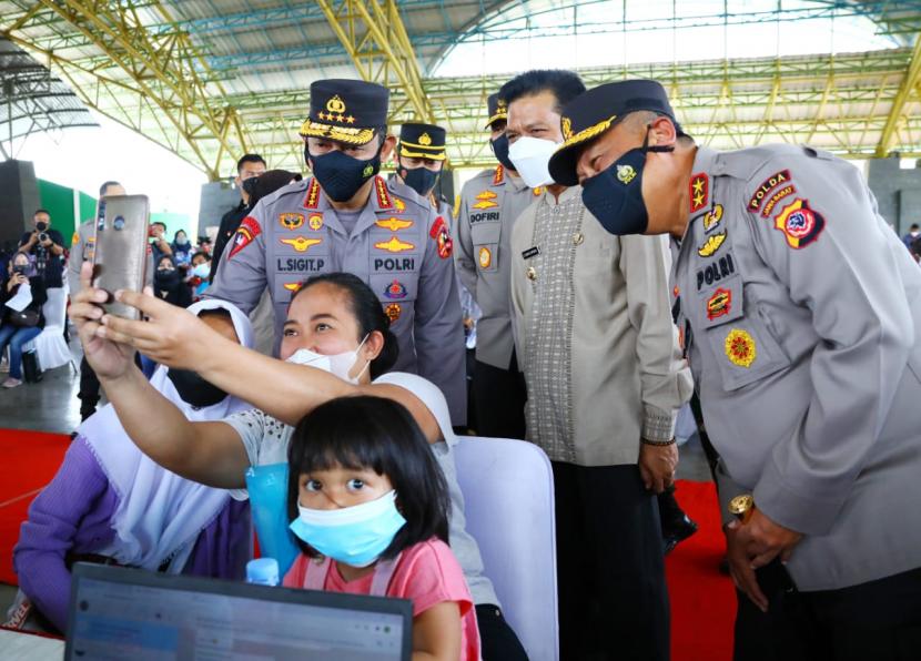 Kapolri Jenderal Listyo Sigit Prabowo menghadiri kegiatan akselerasi vaksinasi serentak di Gedung Dome Bale Rame, Kabupaten Bandung, Jawa Barat, Jumat (7/1/2022). Percepatan tersebut juga digelar seluruh wilayah Indonesia. 