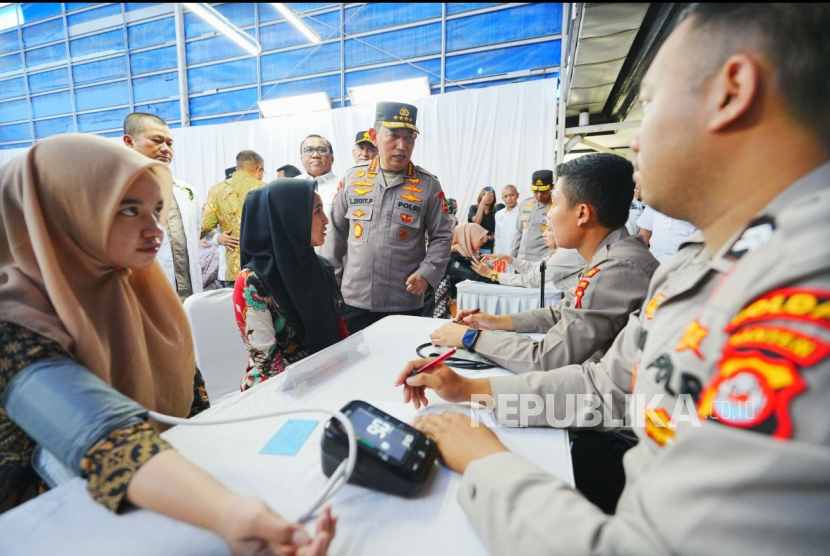 Kapolri Jenderal Listyo Sigit Prabowo menghadiri kegiatan Bakti Kesehatan (Baktikes) Polri dan donor darah KSPSI AGN di Kabupaten Tangerang, Provinsi Banten, Rabu (2/7/2025). 