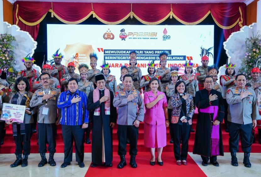 Kapolri Jenderal Listyo Sigit Prabowo menghadiri kegiatan penganugerahan juara lomba vocal group dan solo lagu rohani kristiani di Gedung PTIK, Jakarta Selatan, Jumat (23/9/2022).