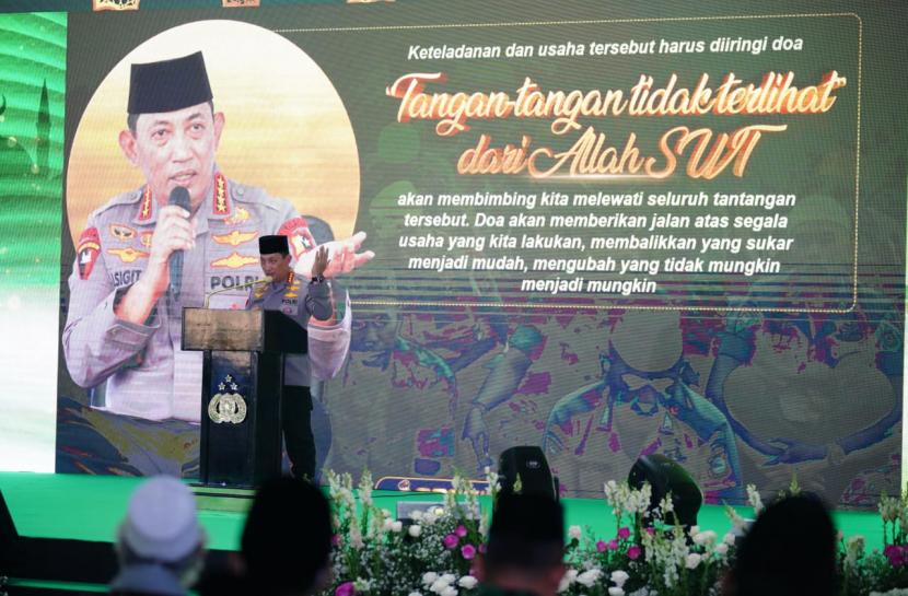 Kapolri Jenderal Listyo Sigit Prabowo menghadiri kegiatan peringatan Maulid Nabi Muhammad SAW 1444 Hijriah di Lapangan Bhayangkara, Jakarta Selatan, Selasa (18/10/2022).