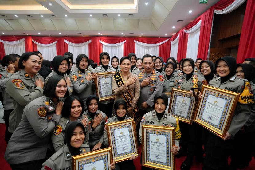 Kapolri Jenderal Listyo Sigit Prabowo menghadiri kegiatan syukuran hari jadi ke-75 Polisi Wanita (Polwan) RI di Gedung Bareskrim Polri, Jakarta Selatan, Rabu (13/9/2023). 