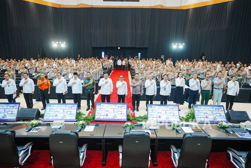 Kapolri Jenderal Listyo Sigit Prabowo menghadiri rapat lintas sektoral dalam menghadapi arus mudik dan balik Lebaran 2025 di PTIK, Jakarta Selatan, Senin (10/3/2025). 