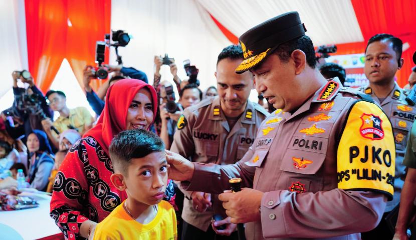 Kapolri Jenderal Listyo Sigit Prabowo menghadiri secara langsung kegiatan bakti kesehatan dan bakti sosial di Jawa Timur, Kamis (28/12/2023).