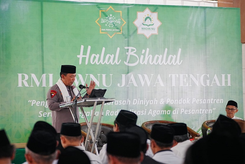 Kapolri Jenderal Listyo Sigit Prabowo menghadiri undangan di Pesantren Subhanul Wathon, Magelang Jawa Tengah, Sabtu (20/5/2023). Dihadapan santri, Sigit menekankan soal pentingnya menjaga nilai persatuan dan kesatuan. 