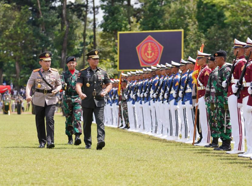 Kapolri Jenderal Listyo Sigit Prabowo menghadiri upacara Wisuda Prabhatar Akademi TNI dan Akademi Kepolisian (Akpol) Tahun 2022 di Magelang, Jawa Tengah, Senin (31/11/2022). 