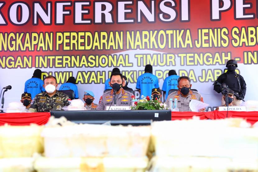 Kapolri Jenderal Listyo Sigit Prabowo menginstruksikan kepada seluruh jajarannya untuk terus berkomitmen mencegah dan memberangus peredaran narkotika di Indonesia. Menurut Sigit, hal itu wujud nyata, untuk menjaga serta mengawal program Pemerintah dalam mewujudkan SDM yang unggul. 