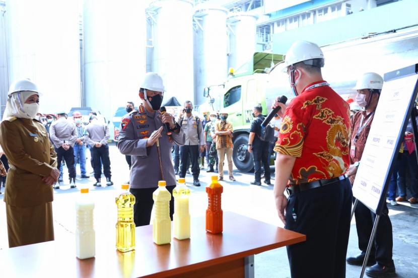 Kapolri Jenderal Listyo Sigit Prabowo menginstruksikan kepada seluruh Kapolda dan jajaran untuk melakukan pengecekan setiap hari terkait ketersediaan minyak goreng jenis curah.