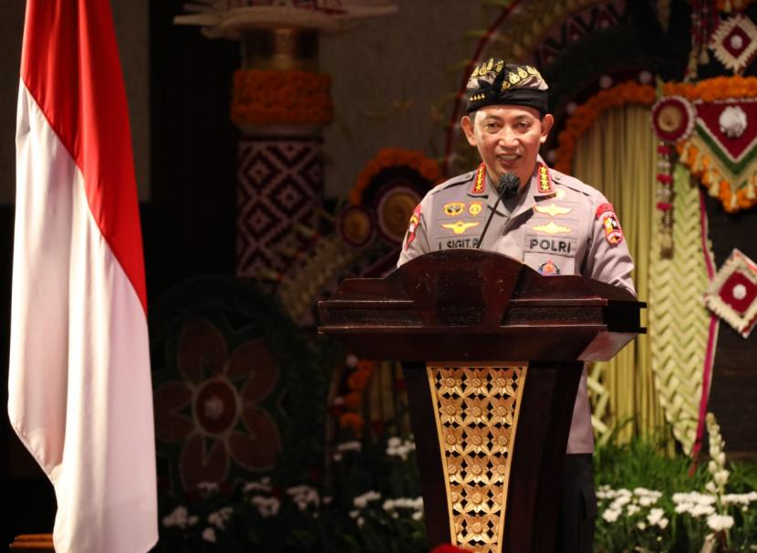 Kapolri Jenderal Listyo Sigit Prabowo mengukuhkan Bantuan Keamanan Desa Adat (Bankamda) dan forum Sistem Pengamanan Lingkungan Terpadu Berbasis Desa Adat (Sipandu Beradat) di Bali, Jumat (28/1/2022).
