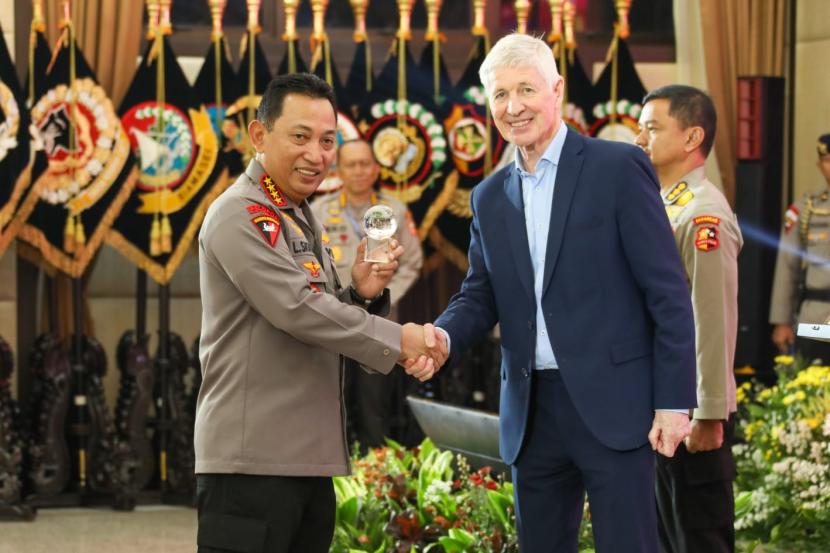 Kapolri Jenderal Listyo Sigit Prabowo mengundang Profesor dari Conventry University Inggris untuk mewujudkan komitmen memperbaiki sepak bola tanah air.