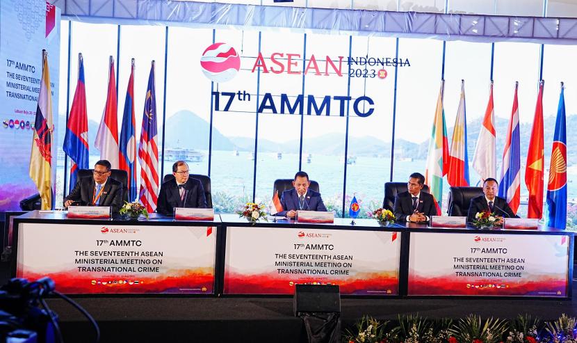  Kapolri Jenderal Listyo Sigit Prabowo mengungkap hasil pertemuan ASEAN Ministerial Meeting On Transnational Crime (AMMTC) +3 ke-17 di Labuan Bajo, Nusa Tenggara Timur (NTT). 