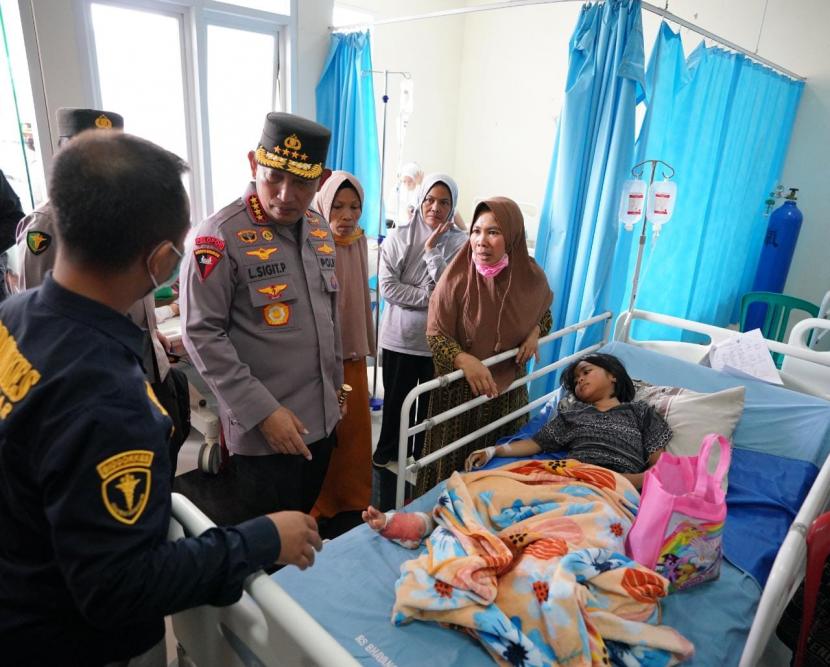 Kapolri Jenderal Listyo Sigit Prabowo mengunjungi korban gempa di RS Bhayangkara Cianjur, Jawa Barat, Selasa 22 November 2022. 