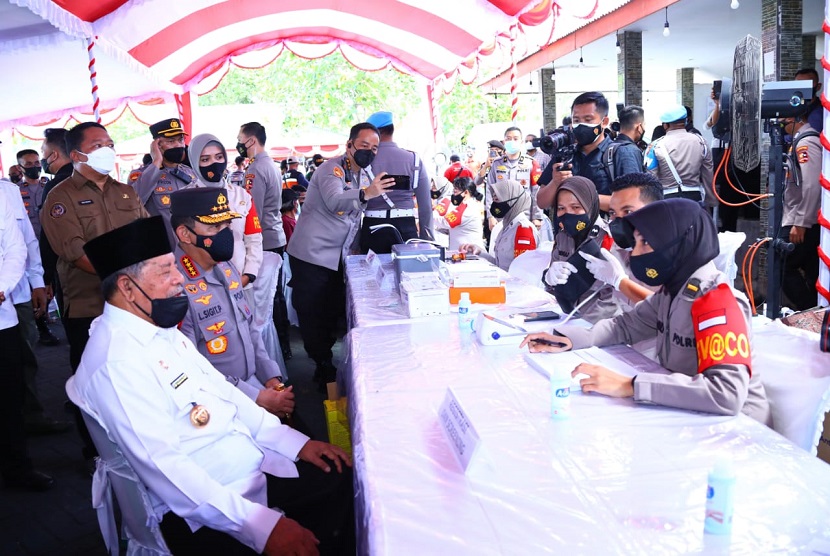 Kapolri Jenderal Listyo Sigit Prabowo meninjau akselerasi percepatan vaksinasi Covid-19 yang digelar di 34 Provinsi Indonesia dengan menghadiri secara langsung di Pantai Sulamadaha, Kota Ternate, Maluku Utara, Jumat (14/1/2022).