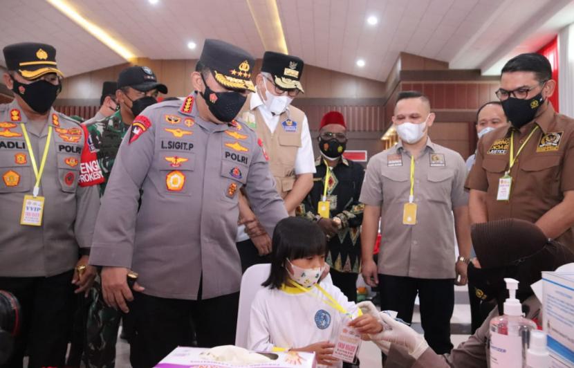 Kapolri Jenderal Listyo Sigit Prabowo meninjau akselerasi percepatan vaksinasi di Pidie Convention Center, Kabupaten Pidie, Aceh, Sabtu (26/2/2022).