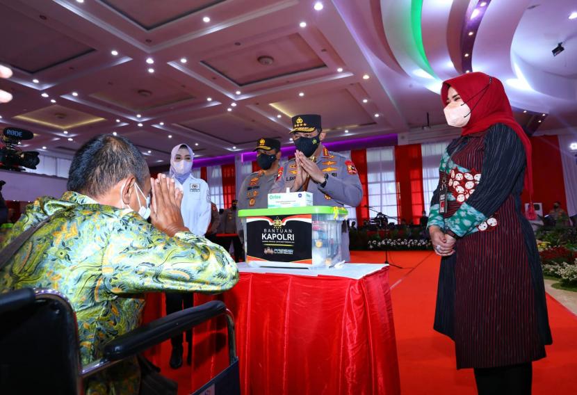 Kapolri Jenderal Listyo Sigit Prabowo meninjau akselerasi percepatan vaksinasi di 5.703 titik di 34 Provinsi Indonesia. 