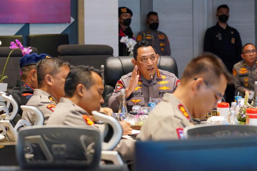 Kapolri Jenderal Listyo Sigit Prabowo meninjau command center di Markas Polda Bali terkait pengamanan pergelaran puncak Konferensi Tingkat Tinggi (KTT) G20, Sabtu (5/11/2022).