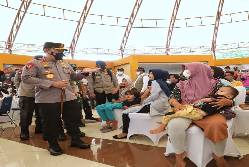 Kapolri Jenderal Listyo Sigit Prabowo meninjau kegiatan akselerasi vaksinasi massal di Gedung Aspirasi KP3B Banten, Rabu (22/12). 