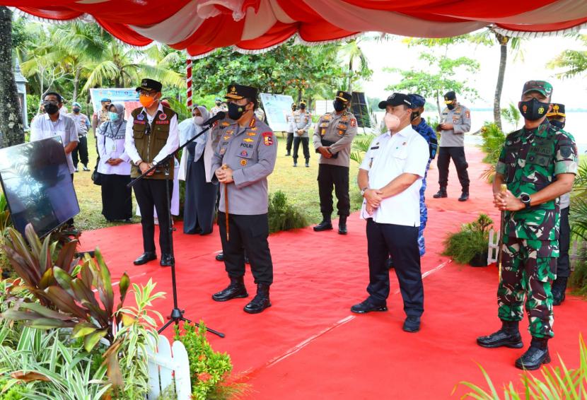 Kapolri Jenderal Listyo Sigit Prabowo meninjau kegiatan akselerasi vaksinasi serentak di tujuh Kabupaten/Kota di Provinsi Bangka Belitung (Babel), Rabu (9/2/2022). 