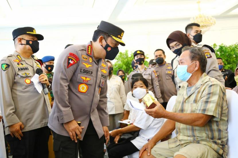 Kapolri Jenderal Listyo Sigit Prabowo meninjau kegiatan percepatan akselerasi vaksinasi serentak seluruh Indonesia dengan hadir secara langsung di Gedung Graha Wangsa, Bandar Lampung, Selasa (11/1/2022).