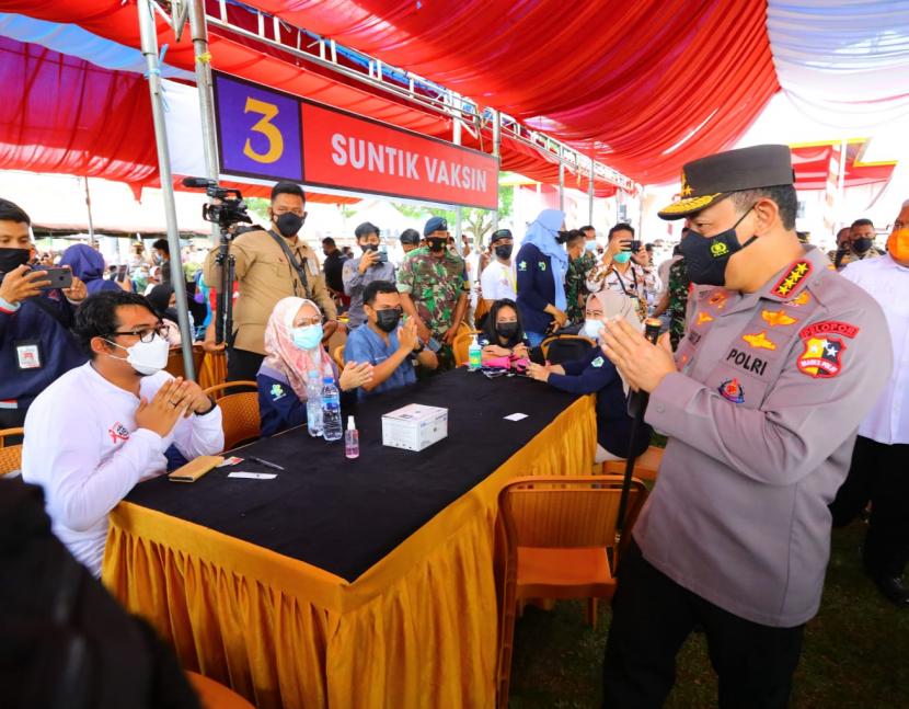 Kapolri Jenderal Listyo Sigit Prabowo meninjau kegiatan vaksinasi massal yang digelar di seluruh Indonesia atau 34 Polda jajaran. Dalam kesempatan ini, Sigit mengecek langsung di Lapangan Sorumba, Kabupaten Konawe Selatan, Sulawesi Tenggara (Sultra), Rabu (15/12/2021).