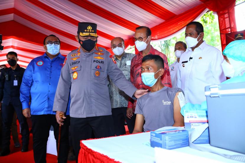 Kapolri Jenderal Listyo Sigit Prabowo meninjau langsung akselerasi vaksinasi dosis tiga atau booster untuk elemen buruh KSPSI di PT. Fajar Surya Wisesa, Bekasi, Jawa Barat. Kegiatan itu juga diselenggarakan serentak di 5.183 titik pada 34 Provinsi Indonesia.