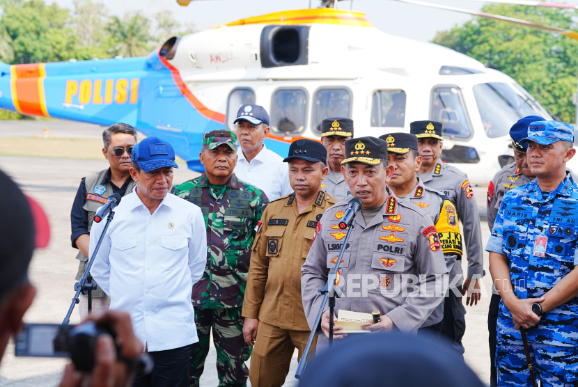 Menteri Lingkungan Hidup Hanif Faisol Nurofiq dan Kapolri Jenderal Listyo Sigit Prabowo meninjau sejumlah titik api kebakaran hutan dan lahan (karhutla) di Provinsi Riau, Kamis (24/7/2025). 