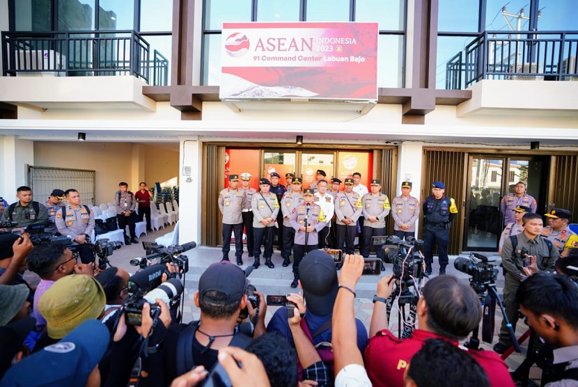 Kapolri Jenderal Listyo Sigit Prabowo meninjau langsung kesiapan pengamanan pelaksanaan event internasional Konferensi Tingkat Tinggi (KTT) ASEAN atau ASEAN Summit di Labuan Bajo, Nusa Tenggara Timur (NTT). 