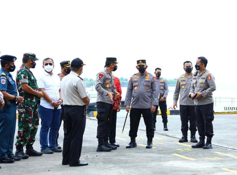 Kapolri Jenderal Listyo Sigit Prabowo meninjau langsung Pelabuhan Benoa, Bali, Sabtu (15/1) untuk memantau penegakan protokl kesehatan.
