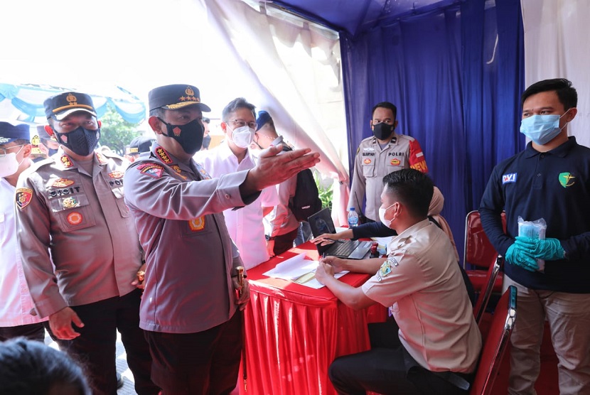 Kapolri Jenderal Listyo Sigit Prabowo meninjau langsung Pelabuhan Merak, Banten, Rabu (22/12). Ia mengecek kesiapan Operasi Lilin jelang masa libur Natal dan Tahun Baru (Nataru).
