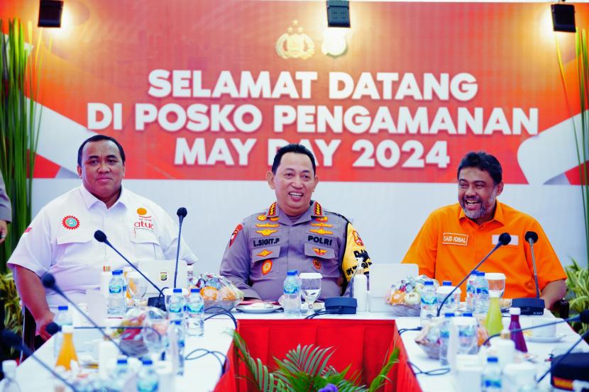 Kapolri Jenderal Listyo Sigit Prabowo meninjau langsung pengamanan peringatan aksi Hari Buruh Internasional atau May Day di Gelora Bung Karno (GBK), Jakarta, Rabu, (1/5/2024).