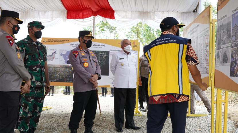Kapolri Jenderal Listyo Sigit Prabowo meninjau langsung perkembangan proses pembangunan Ibu Kota Negara (IKN) di Penajam Paser Utara, Kalimantan Timur, Sabtu (29/1/2022).