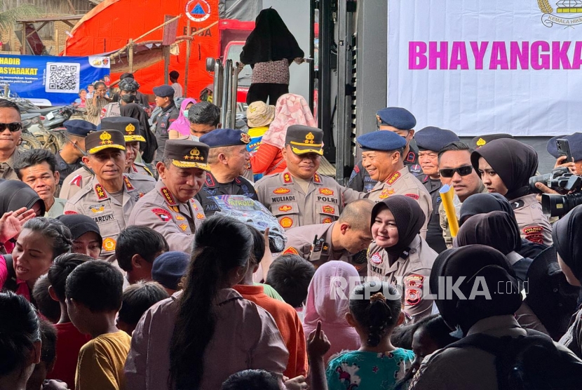 Kapolri Jenderal Listyo Sigit Prabowo meninjau langsung posko pengungsian korban bencana alam di Aceh Tamiang, Kamis (11/12/2025). 