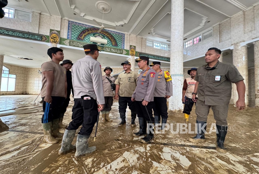 Kapolri Jenderal Listyo Sigit Prabowo meninjau langsung proses pembersihan Sekolah Dasar (SD) dan Masjid yang terdampak bencana alam di Aceh Tamiang, Kamis (11/12/2025).