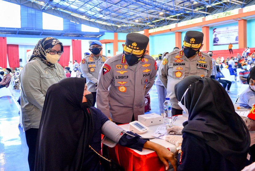 Kapolri Jenderal Listyo Sigit Prabowo meninjau langsung salah satu lokasi yang melaksanakan kegiatan Vaksinasi Serentak Indonesia di Pusat Pengembangan (Pusbang) SDM Perhubungan, Kabupaten Bogor, Jawa Barat, Sabtu (27/11).