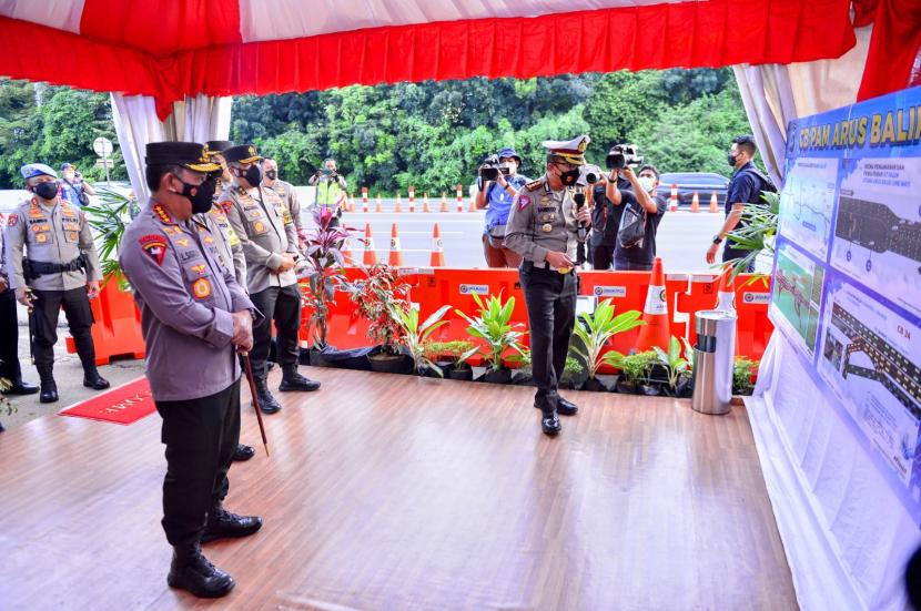 Kapolri Jenderal Listyo Sigit Prabowo meninjau langsung situasi terkini arus balik Lebaran 2022 serta upaya rekayasa lalu lintas yang diterapkan untuk mengurai kepadatan, di Pos Pengamanan Halim Km 3+500, Jakarta, Jumat (6/5/2022).