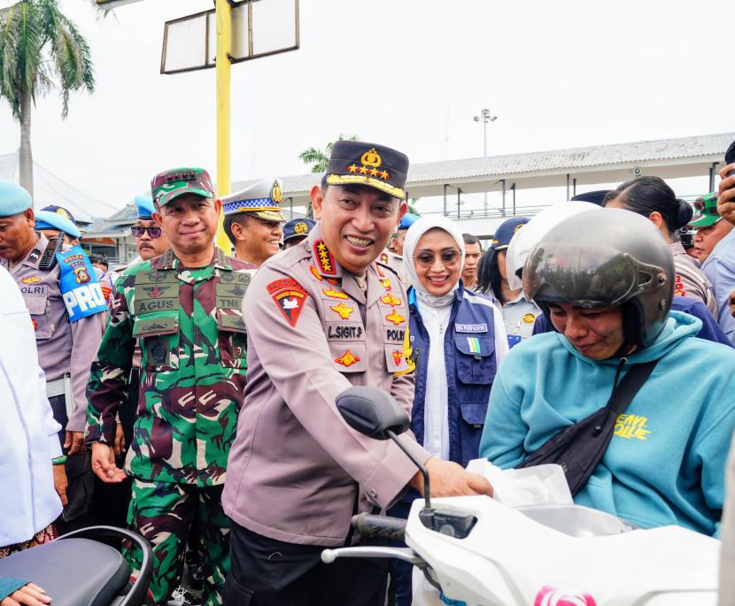 Kapolri Jenderal Listyo Sigit Prabowo meninjau Pelabuhan Gilimanuk-Ketapang, Bali, Kamis (4/4/2024).