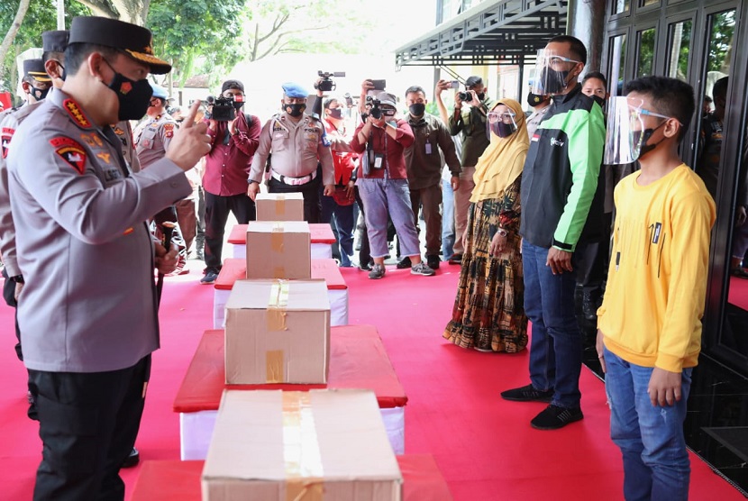 Kapolri Jenderal Listyo Sigit Prabowo meninjau pelaksanaan akselerasi percepatan vaksinasi serentak se-Indonesia. Dalam kesempatan ini, Sigit berkesempatan mengecek langsung kegiatan yang dilaksanakan di Polda Gorontalo. 