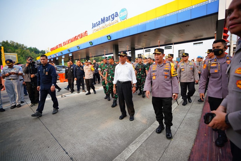 Kapolri Jenderal Listyo Sigit Prabowo meninjau pelaksanaan Operasi Ketupat di wilayah Jawa Tengah, Selasa (18/4/2023). 