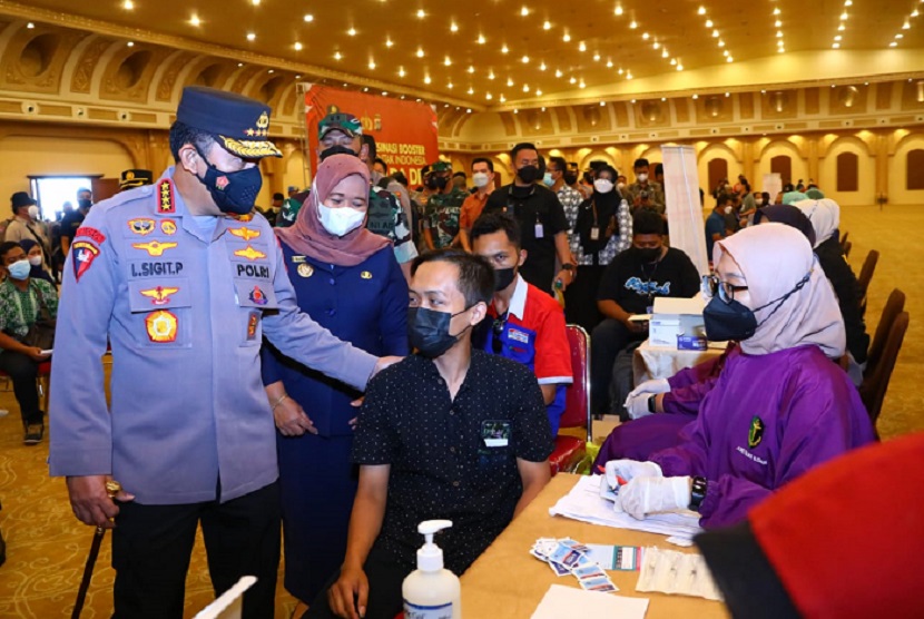 Kapolri Jenderal Listyo Sigit Prabowo meninjau pelaksanaan percepatan akselerasi vaksinasi serentak di 5.214 titik 34 Provinsi Indonesia.