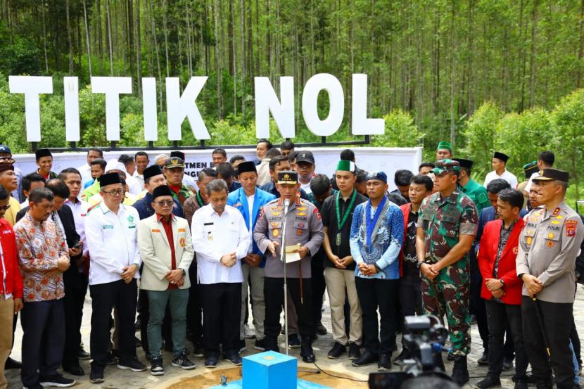 Kapolri Jenderal Listyo Sigit Prabowo meninjau pelaksanaan puncak acara Hari Bakti Kesehatan dalam rangka HUT Bhayangkara ke-76 di titik 0 kilometer Ibu Kota Nusantara (IKN), Jumat (17/6/2022).
