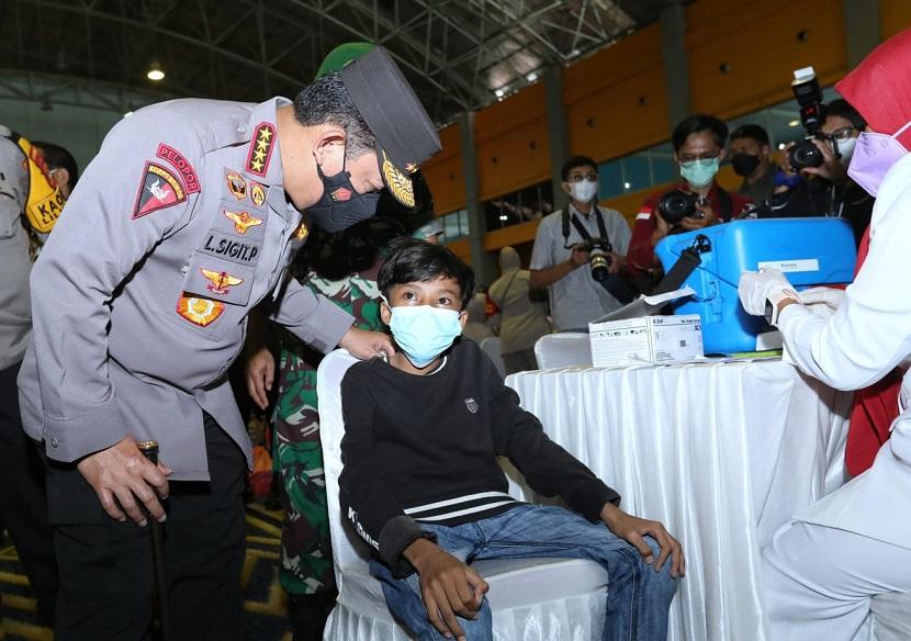 Kapolri Jenderal Listyo Sigit Prabowo meninjau pelaksanaan vaksinasi massal di Celebes Convention Center, Tanjung Bunga, Makassar, Sulawesi Selatan, Jumat (31/12).