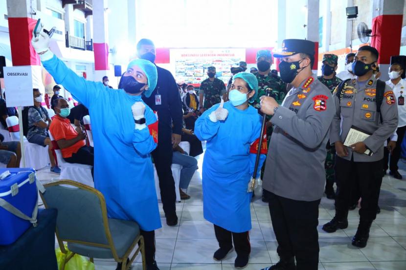 Kapolri Jenderal Listyo Sigit Prabowo meninjau pelaksanaan vaksinasi serentak di Discovery Mall Bali, Rabu (16/2/2022).