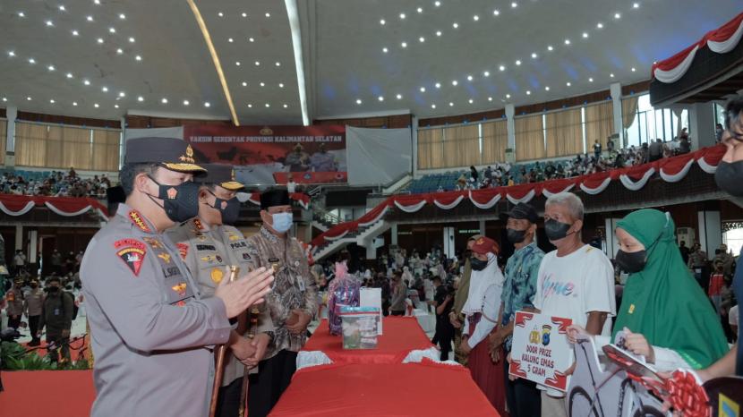 Kapolri Jenderal Listyo Sigit Prabowo meninjau secara langsung akselerasi vaksinasi serentak di Gedung Sultan Suriansyah, Banjarmasin, Kalimantan Selatan (Kalsel).