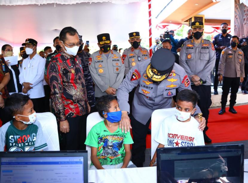 Kapolri Jenderal Listyo Sigit Prabowo meninjau secara langsung kegiatan akselerasi vaksinasi massal di Provinsi Maluku dengan hadir secara langsung di Lapangan Merdeka Kota Ambon, Jumat (14/1/2022).