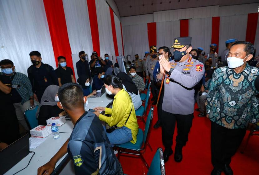 Kapolri Jenderal Listyo Sigit Prabowo meninjau secara langsung kegiatan akselerasi vaksinasi yang diselenggarakan bersama dengan elemen mahasiswa, BEM dan Organisasi Kepemudaan (OKP) di Gelanggang Olahraga Universitas Trisakti, Jakarta, Selasa (29/3/2022).