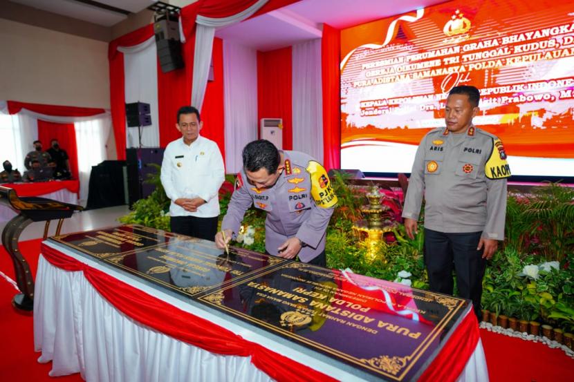 Kapolri Jenderal Listyo Sigit Prabowo meninjau sekaligus meresmikan pembangunan rumah ibadah dan tempat tinggal bagi personel Kepolisian di Kepulauan Riau (Kepri), Jumat, 23 Desember 2022. 