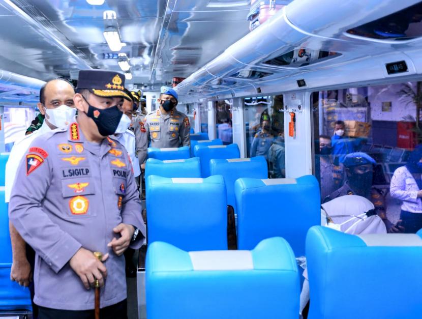 Kapolri Jenderal Listyo Sigit Prabowo meninjau Stasiun Pasar Senen, Jakarta Pusat, dalam rangka mengecek kesiapan pelaksanaan pengamanan arus mudik Hari Raya Idul Fitri atau Lebaran tahun 2022.