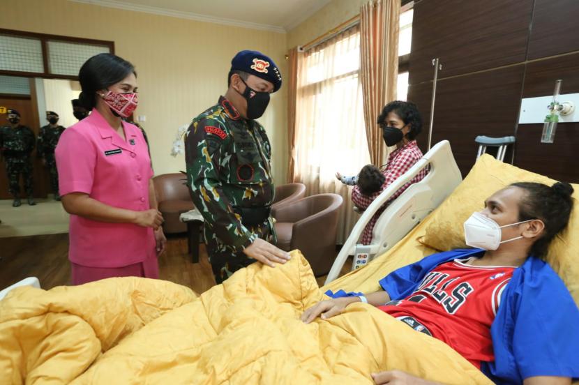 Kapolri Jenderal Listyo Sigit Prabowo menjenguk dan memberikan perhatian secara langsung kepada personel Korps Brimob Polri yang tertembak maupun jatuh sakit ketika menjalankan tugas menjaga keamanan dan ketertiban di Indonesia. 