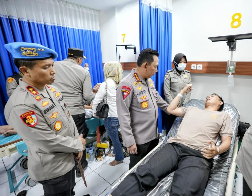 Kapolri Jenderal Listyo Sigit Prabowo menjenguk masyarakat dan personel polri yang menjadi korban peristiwa bom bunuh diri Mapolsek Astana Anyar.