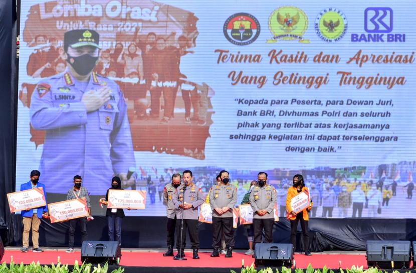 Kapolri Jenderal Listyo Sigit Prabowo menutup lomba orasi unjuk rasa Piala Kapolri 2021 dalam rangka memperingati momentum Hari Hak Asasi Manusia (HAM) se-Dunia, di Tugu Proklamasi, Jakarta Pusat, Jumat (10/12).