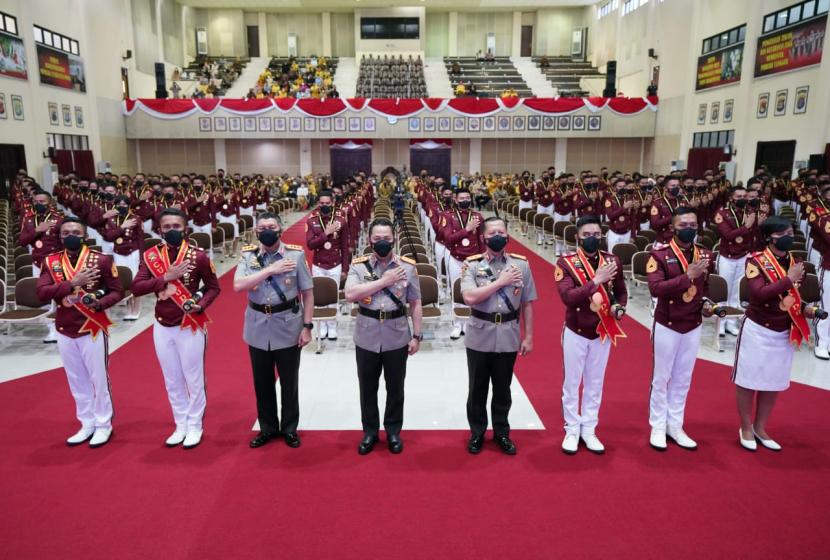 Kapolri Jenderal Listyo Sigit Prabowo menutup pendidikan taruna Akademi Kepolisian angkatan ke-53 